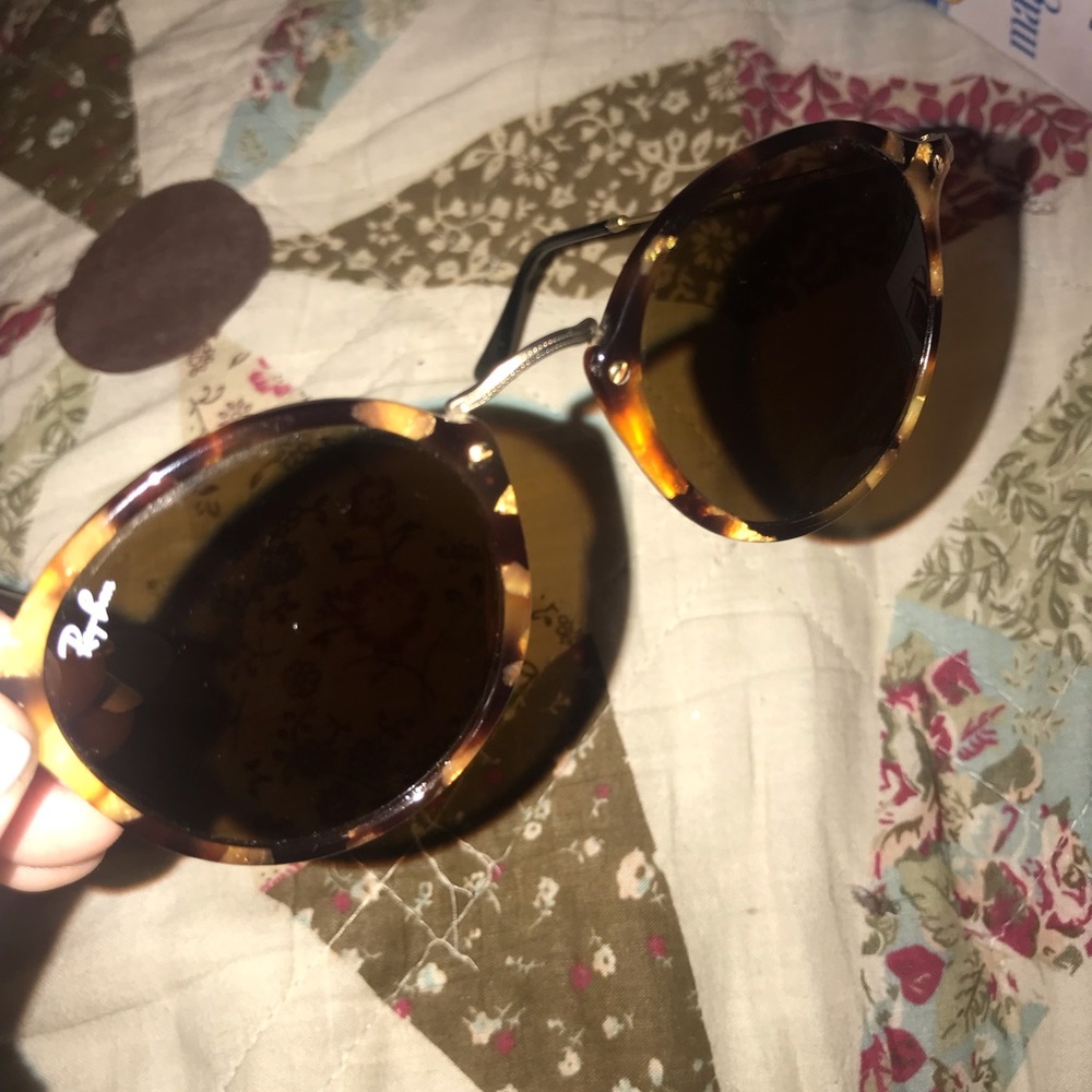 Ray-Ban Round Flec Women’s Sunglasses - Picture 5 of 5